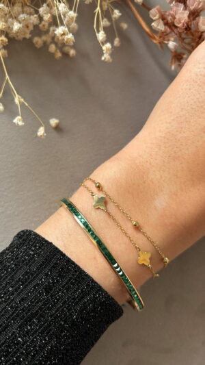 Goudkleurige dunne bangle armband met groene steentjes