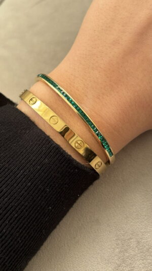 Goudkleurige dunne bangle armband met groene steentjes