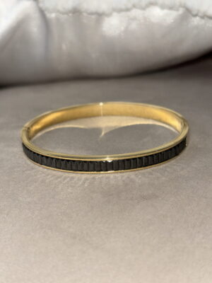 img_5381 Goudkleurige bangle armband met zwarte steentjes