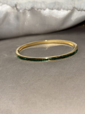 Goudkleurige dunne bangle armband met groene steentjes