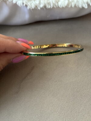 Goudkleurige dunne bangle armband met groene steentjes