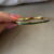 Goudkleurige dunne bangle armband met groene steentjes