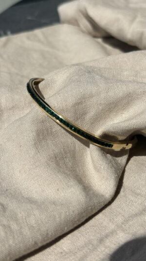 Goudkleurige dunne bangle armband met groene steentjes