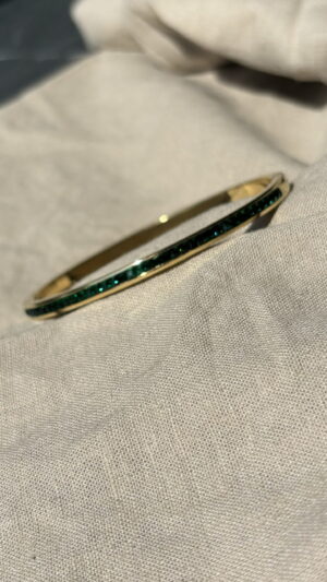 Goudkleurige dunne bangle armband met groene steentjes