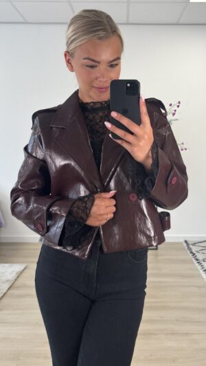 Lak jasje met riempje - bordeaux