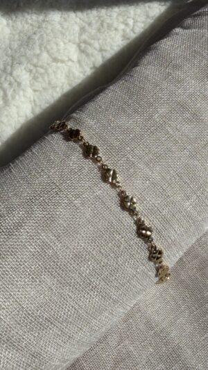 Goudkleurige armband met mini klavertjes