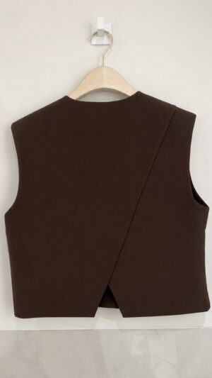 screenshot-121 Bruin kort gilet met gouden knopen