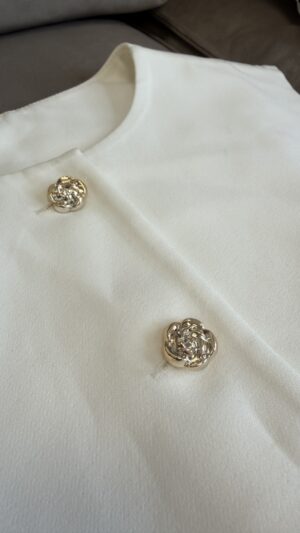 img_8893 Wit kort gilet met gouden knopen