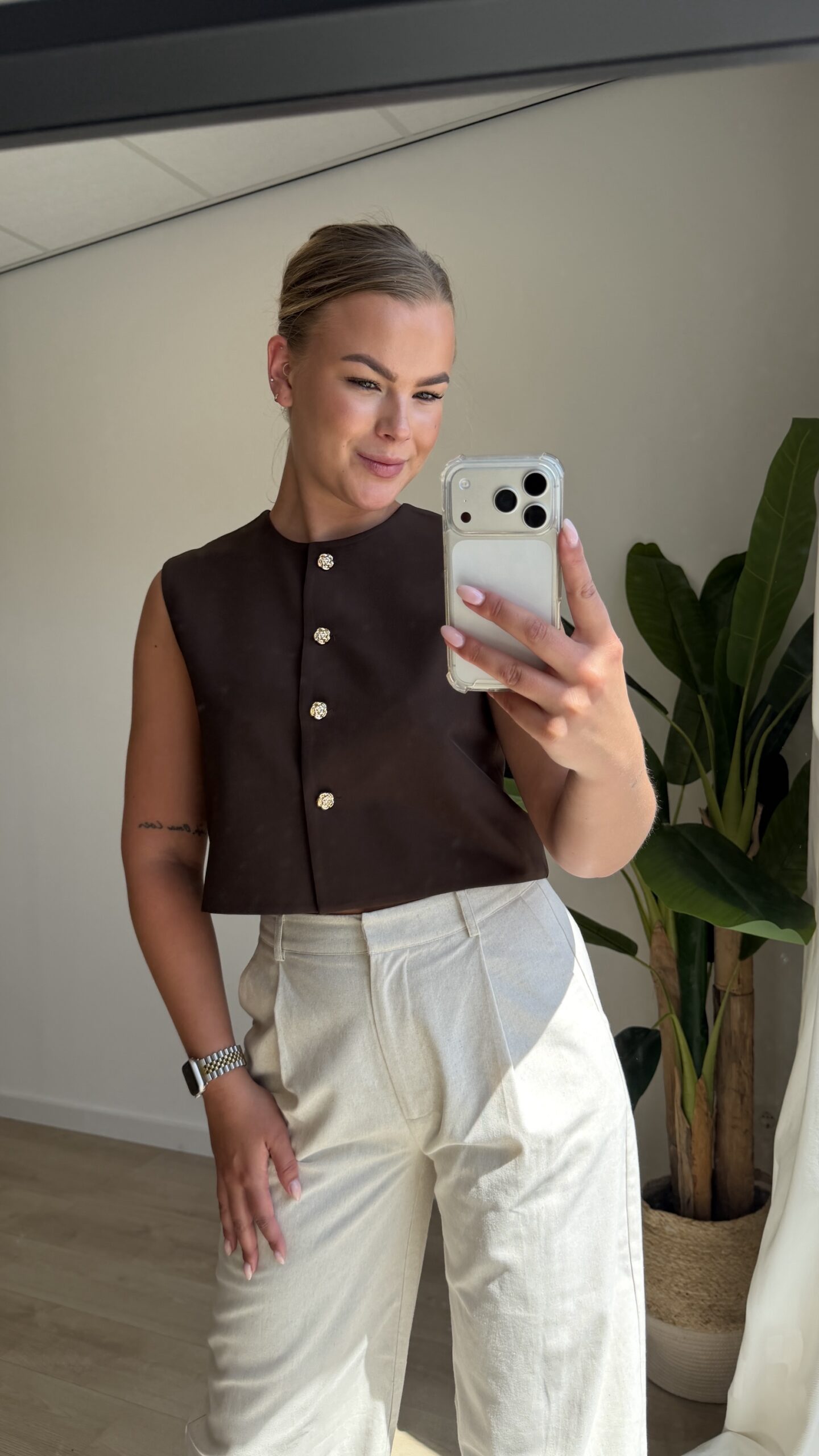Bruin kort gilet met gouden knopen